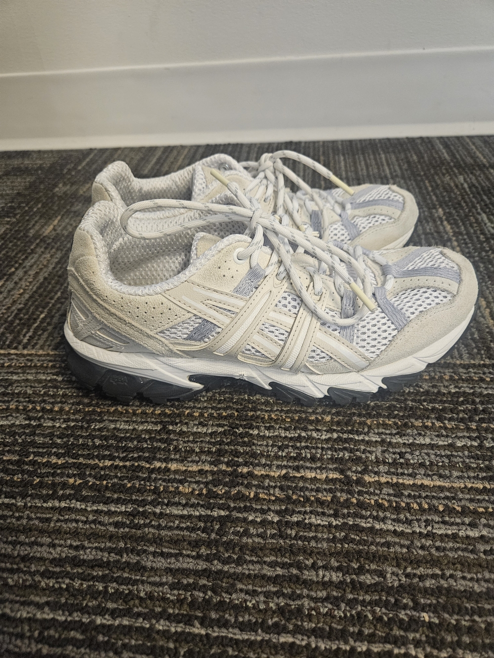 Asics AHAR Runners White & Gray - Womens' Size 6.5
